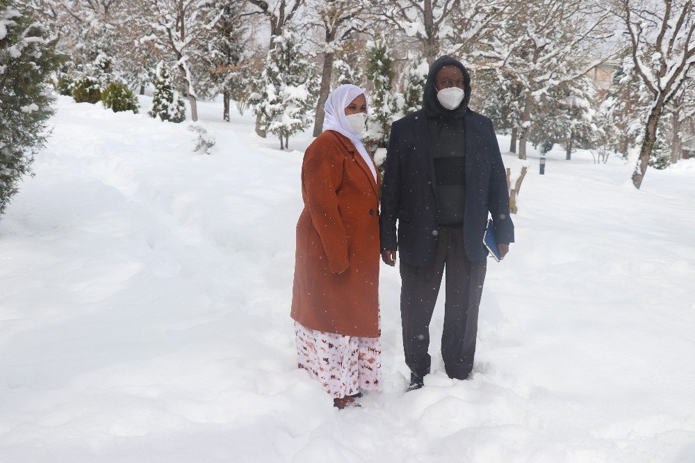 Somali’den Tedavi İçin Bolu’ya Gelen Ailenin Kar Sevinci