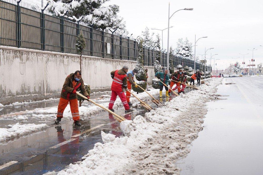 Diyarbakır Büyükşehir Belediyesi Ekipleri Kar Mesaisinde