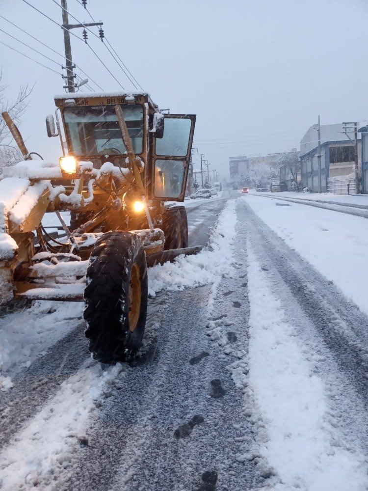 Diyarbakır Beyaz Örtüyle Kaplandı, Bağlar Belediyesi Geceden Sahaya İndi
