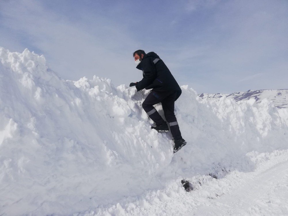 Aras Edaş Ekipleri Zorlu Koşullar Altında Çalışmalarına Devam Ediyor