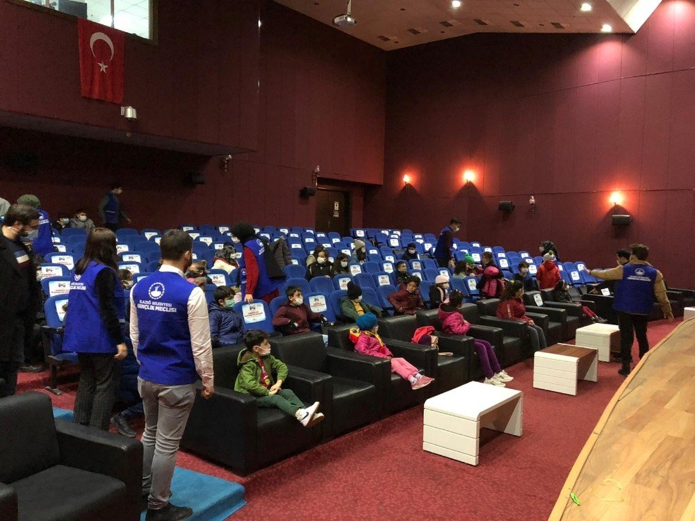 Depremzede Çocuklar Sinema Keyfi Yaşadı
