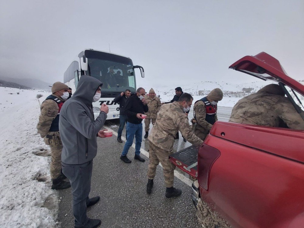 Yolda Kalanlara Güvenlik Güçlerinden Çorba İkramı