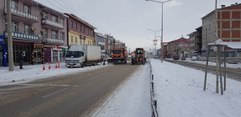 Buzlanan Yollarda Tuzlama Çalışması