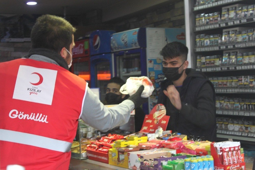 Genç Kızılay Karabük Gönüllülerinden Esnaf Ve Vatandaşa Kandil Simidi İkramı