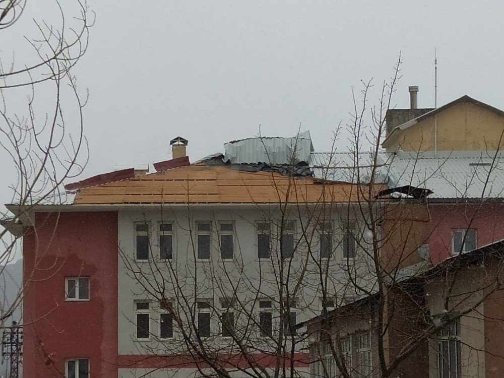 Hakkari’de Kuvvetli Rüzgar Çatıları Uçurdu