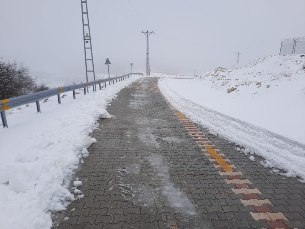 Hatay Büyükşehir Belediyesi Karla Mücadele Çalışmalarını Sürdürüyor