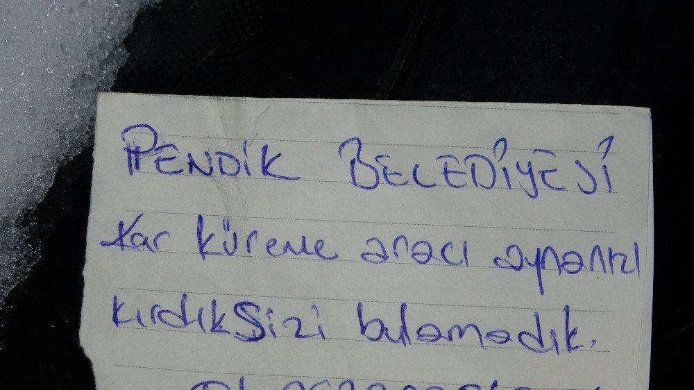 Kar Küreme Ekibinin Aracın Camına Bıraktığı Not Gündem Oldu