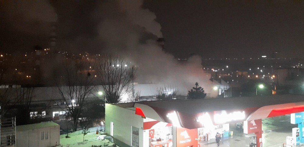 İ̇zolasyon Malzemeleri Üreten Fabrikada Çıkan Yangın Söndürüldü