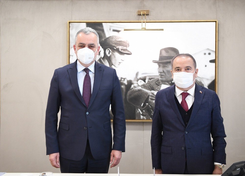 Esen İle Böcek Bir Araya Geldi