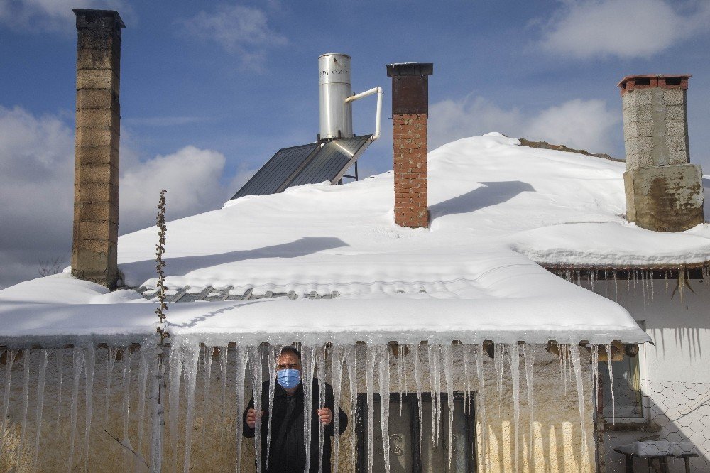 Beyşehir Gölü Ve Buz Sarkıtları Kartpostallık Manzaralar Oluşturdu