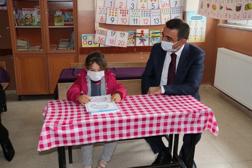 Siirt Valisi Hacıbektaşoğlu, Köy Okullarında Öğrencilerle Buluştu