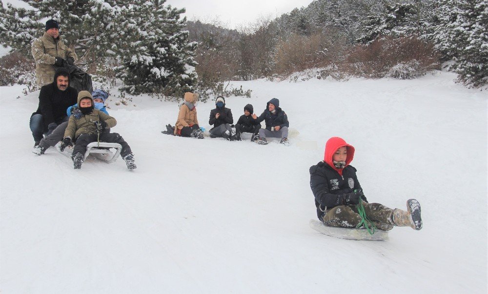 Vatandaşların Leğen, Poşet Veya Kızakla Kayak Keyfi