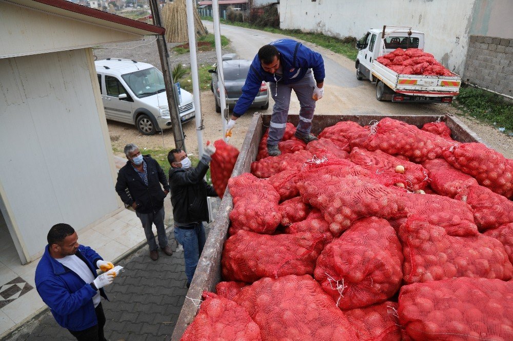 İ̇htiyaç Sahibi Ailelere Soğan Dağıtıldı