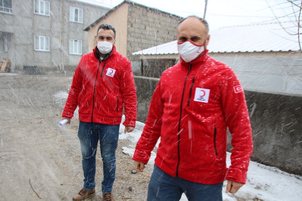 Kızılay’dan Anne Ve Kızına Yardım Eli