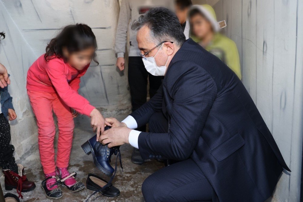 Başkan Savran, “hayırlı Olsun” Çiçeklerini Satarak İhtiyaç Sahiplerine Yardımda Bulundu