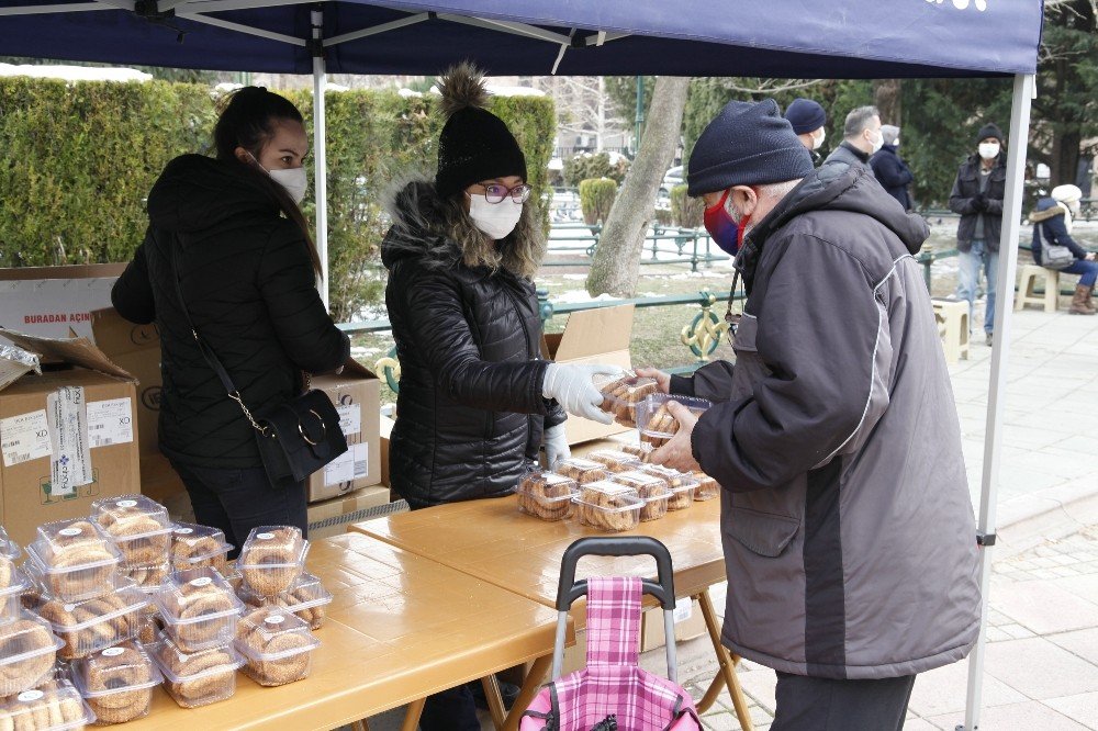 Odunpazarı Belediyesi Kandil Simidi Dağıttı