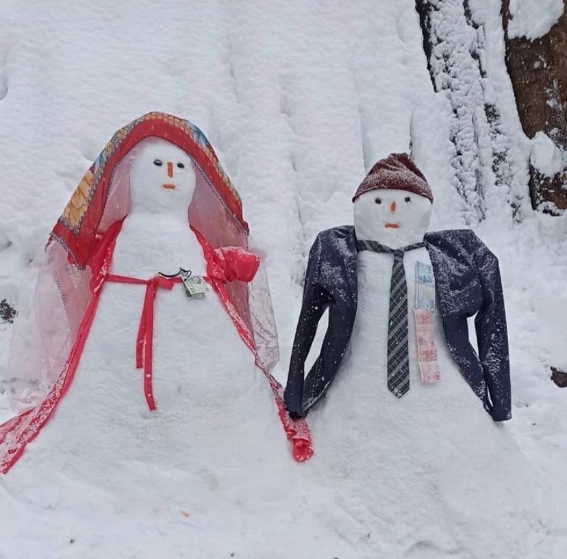 Çocuklardan Maskeli Kardan Adam