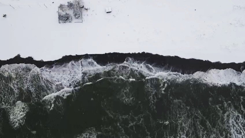 Karadeniz’in Hırçın Dalgaları Karla Buluşunca Doyumsuz Görüntüler Ortaya Çıktı