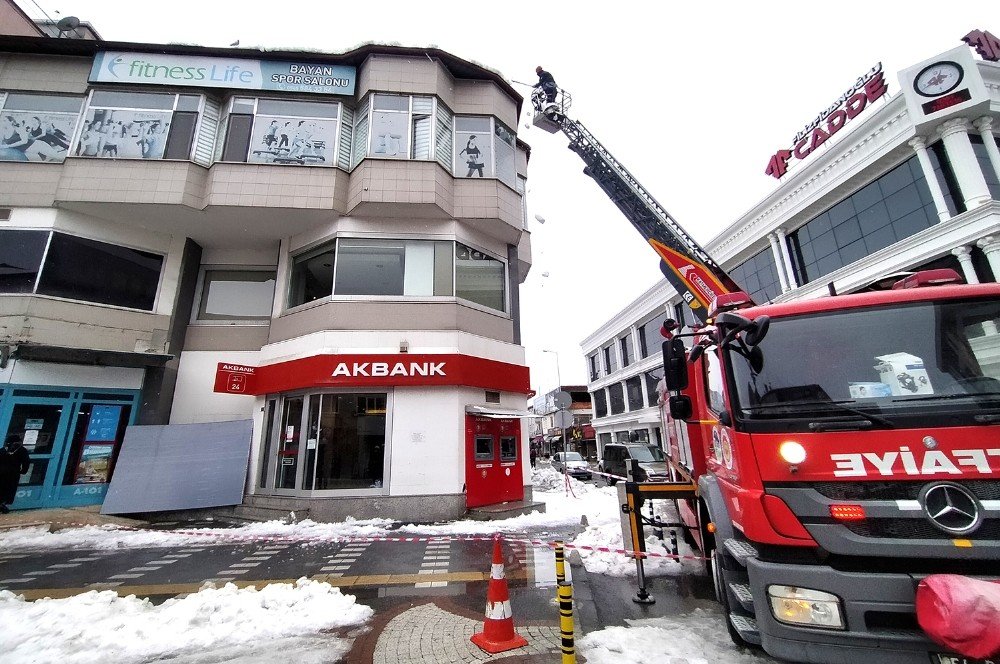 İ̇tfaiye Ekipleri, Tehlike Oluşturan Kar Birikintilerini Temizledi