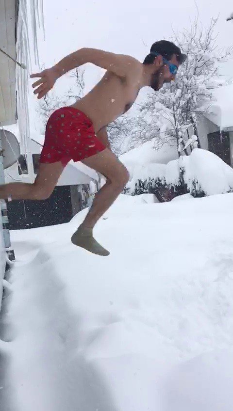 Pandemiden Bunalan Kardeşler Soyunup Kara Atladı