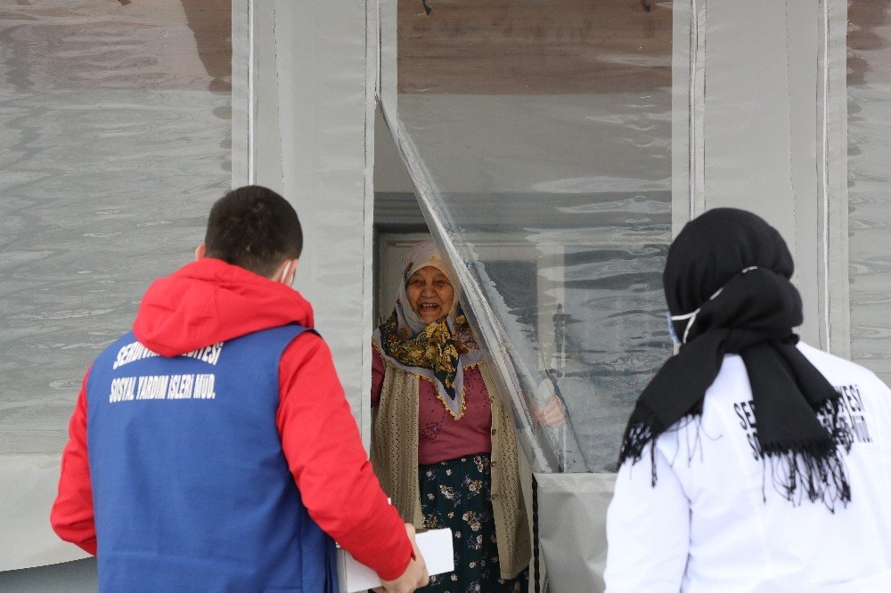 Serdivan’da Yaşlılara Kandil Hediyesi