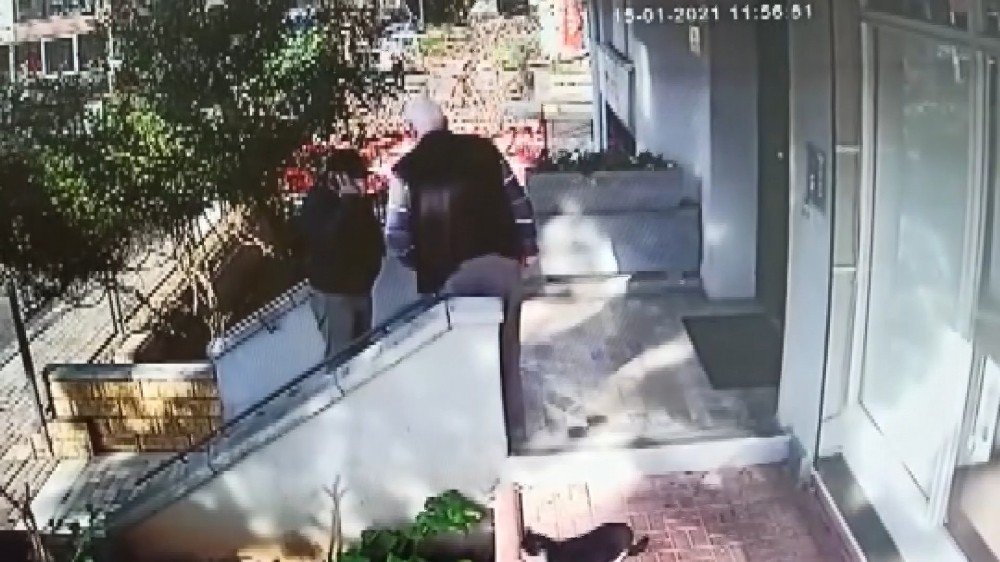 - Ses Taklidi Yaparak Şekip Mosturoğlu’nun Halasını Dolandırdı