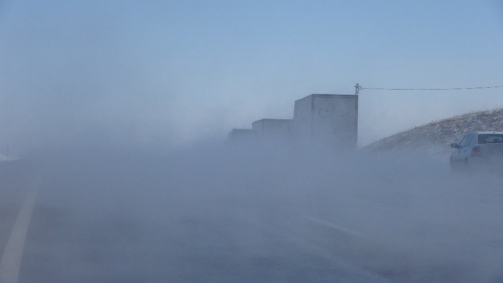 Sivas’ta İlginç Görüntü, Buhar İçerisinde Kayboldu