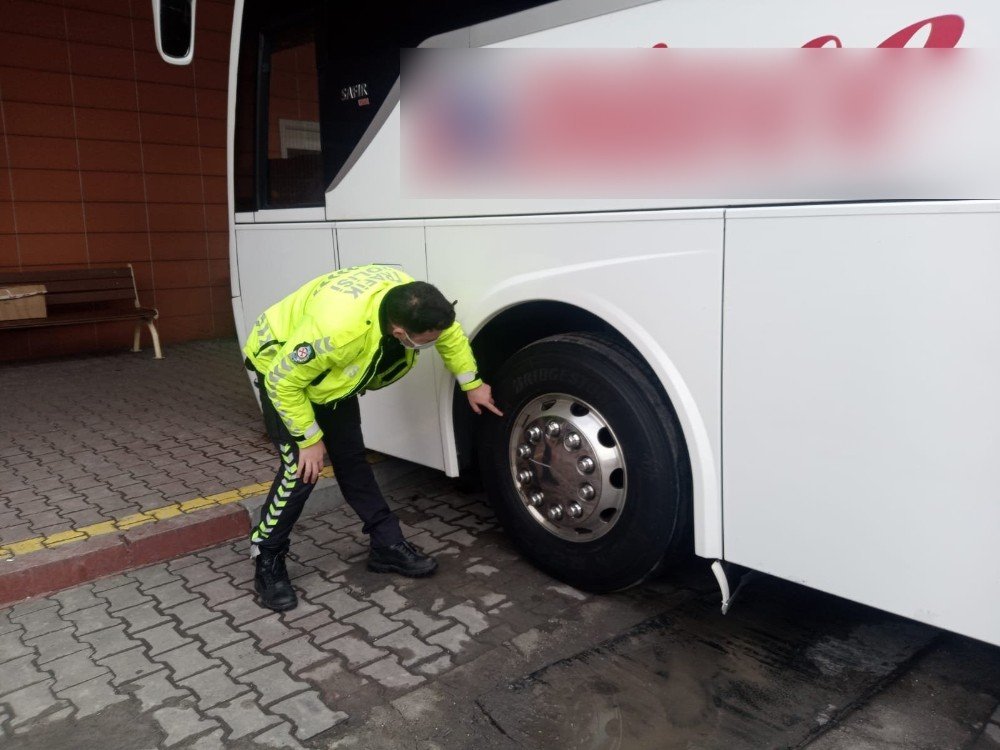 Trafik Ekiplerinde Yolcu Otobüslerine Kış Lastiği Denetimi