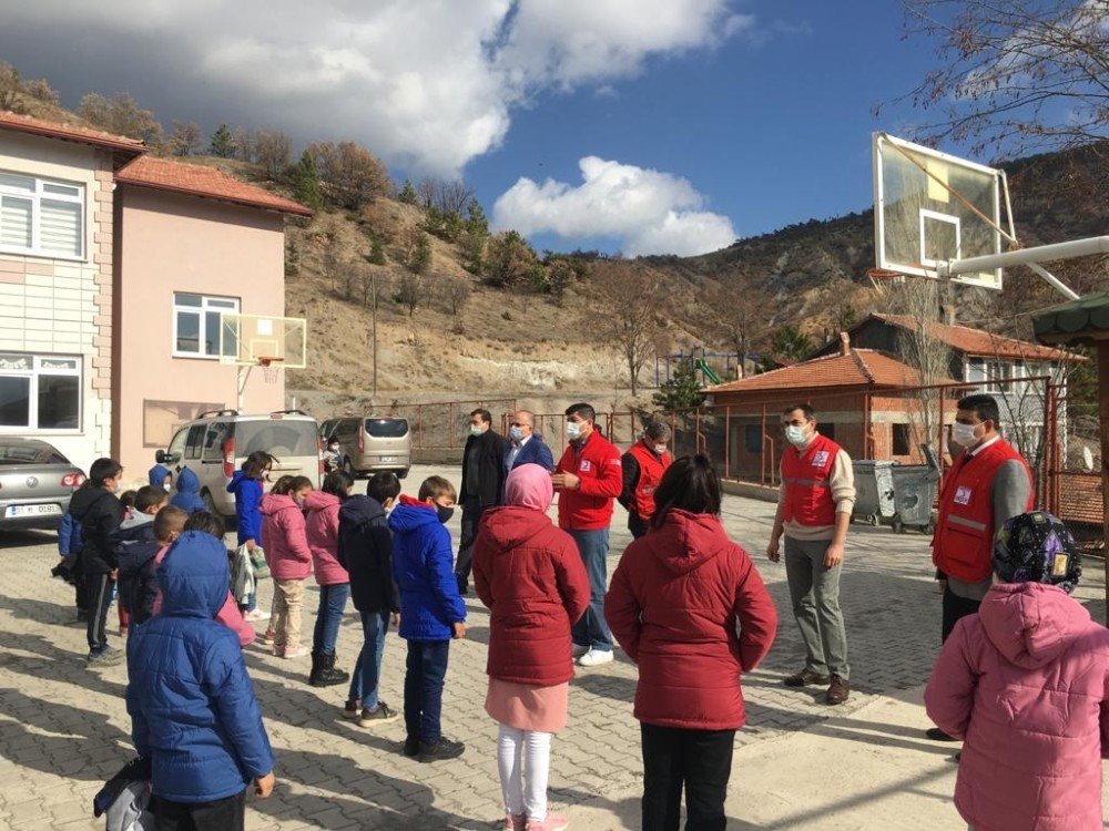 Kızılay’dan 120 Çocuğa Giysi Yardımı