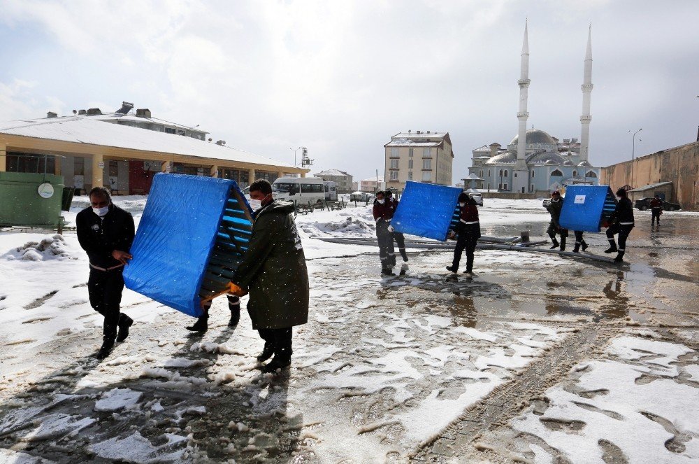 Van Büyükşehir Belediyesinden Sokak Hayvanlarına Sıcak Yuva