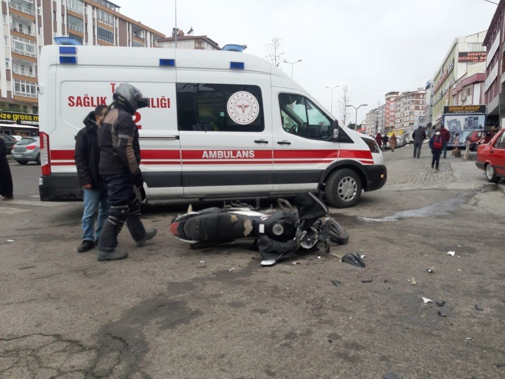 Motosiklet Otomobil İle Çarpıştı: 1 Yaralı