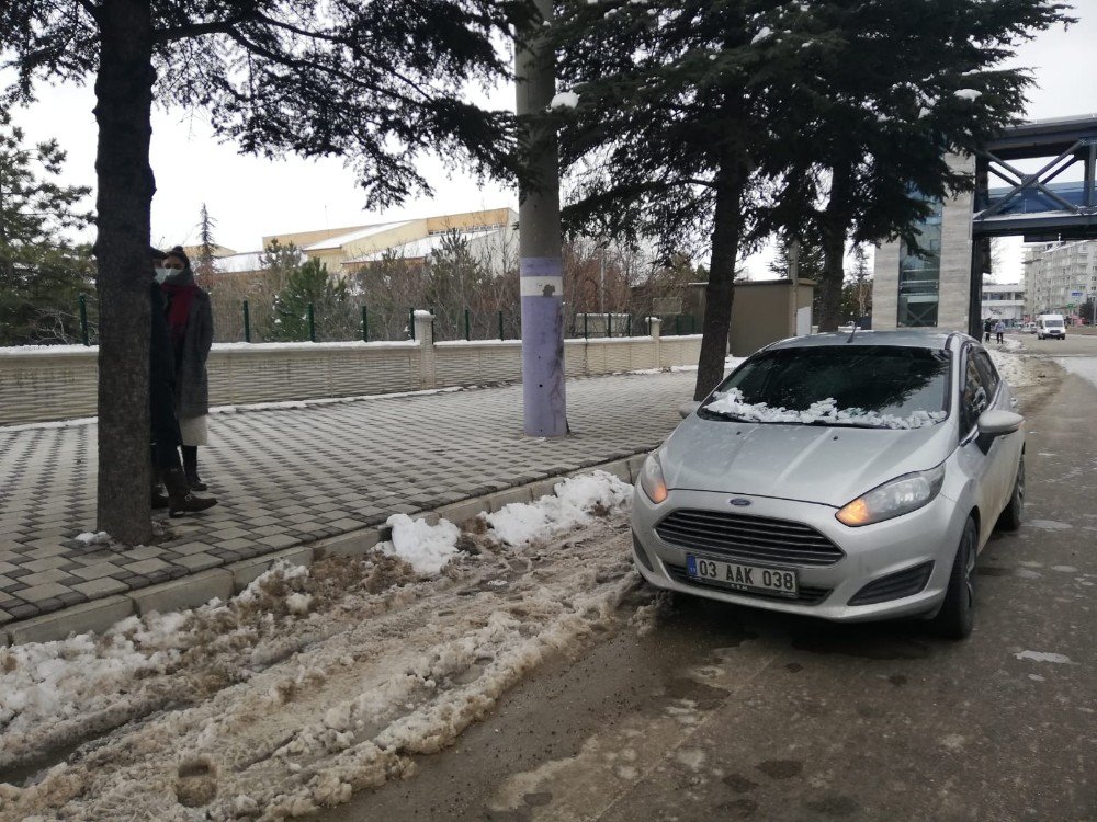 Üst Geçitten Otomobilin Üzerine Buz Kütlesi Düştü, 2 Kişi Ölümden Döndü