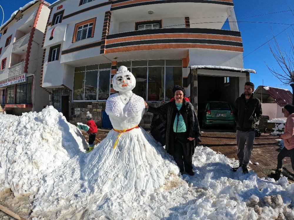 Oğluna Kardan Gelin Yaptı