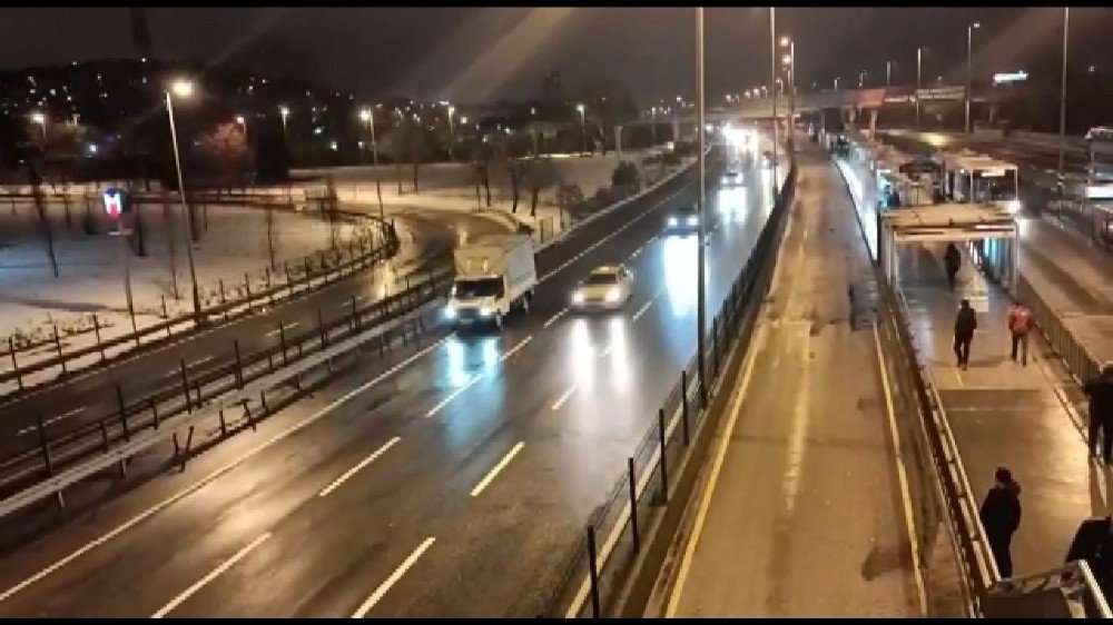 Trafikte Tehlikeli Yolculuk, Şaşkın Bakışlar Arasında İlerledi