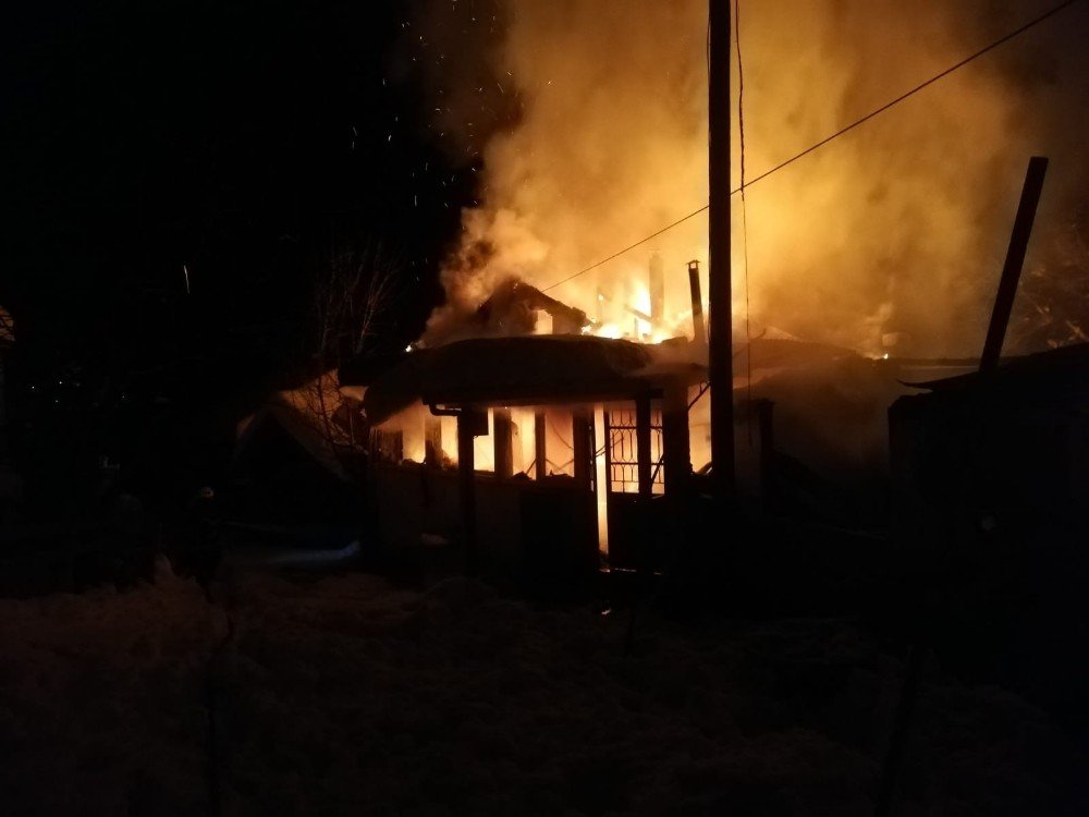 Ayancık’ta 2 Ev Kül Oldu