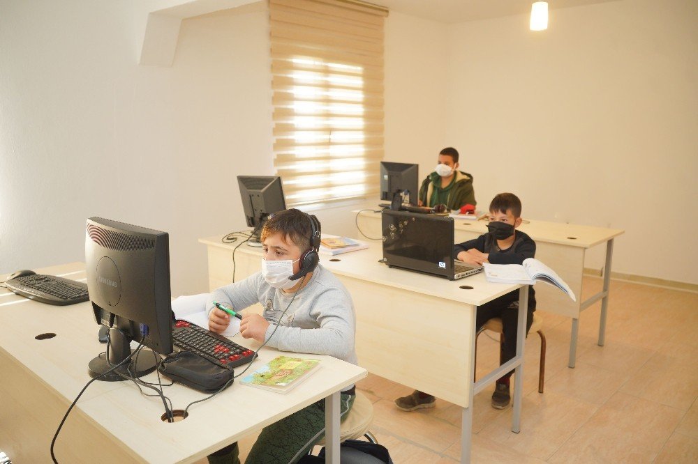 Ayvalık Belediyesi’nden Eğitimde Öğrencilere Fırsat Eşitliği
