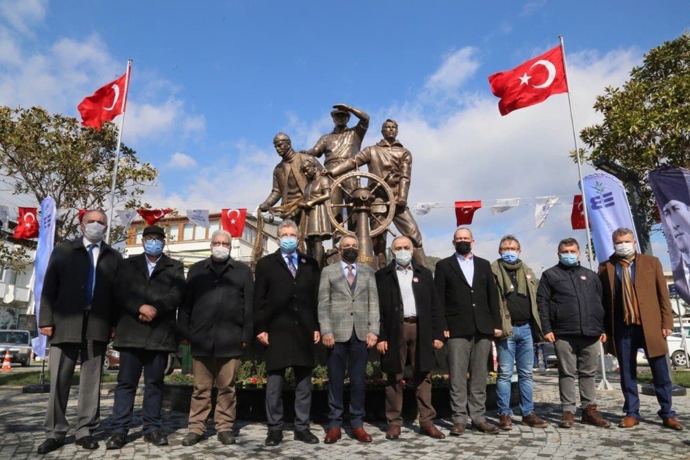 Edremit’te Atataürk Heykeli Ve Halk Kütüphanesi Açıldı