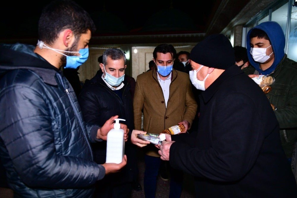 Başkan Çınar, Kandil Simidi, Lokum Ve Gül Suyu Dağıttı