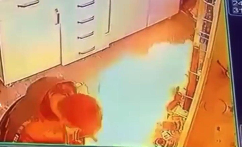 Tamir Etmek İstediği Telefon Alev Aldı, Neye Uğradığını Şaşırdı