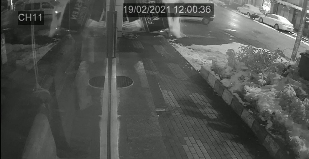 Yağan Kara Dayanamayan 3 İşyerinin Tabelası Böyle Çöktü