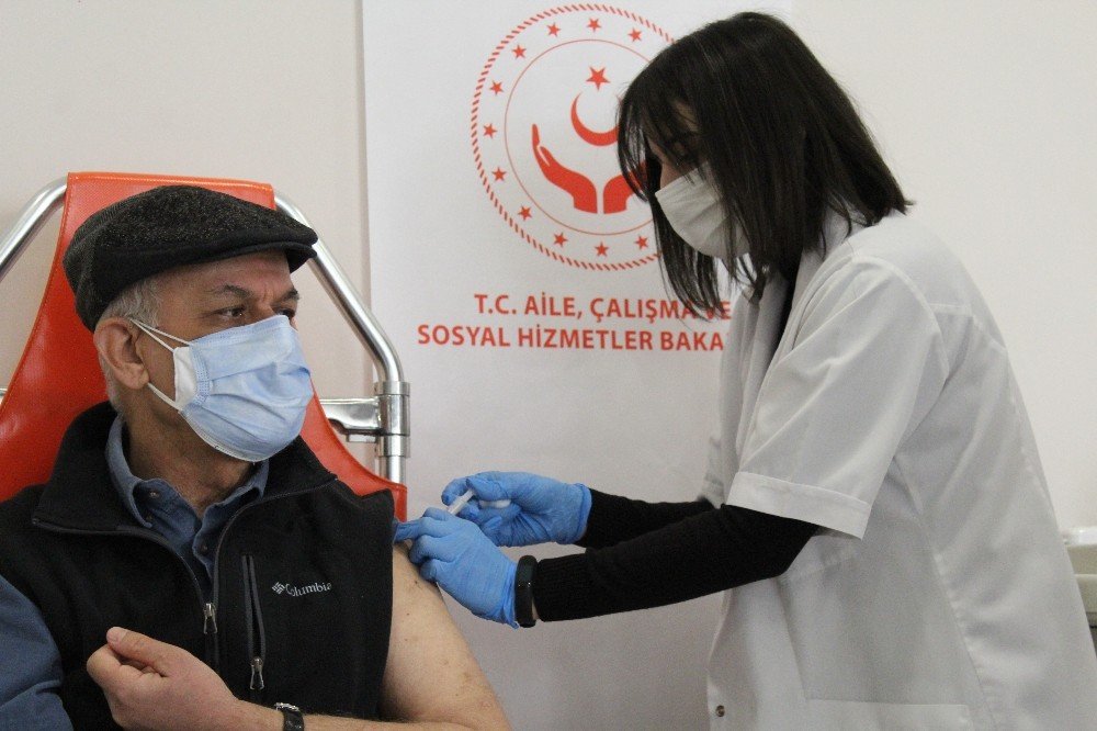Huzurevlerinde İkinci Doz Aşılama Devam Ediyor