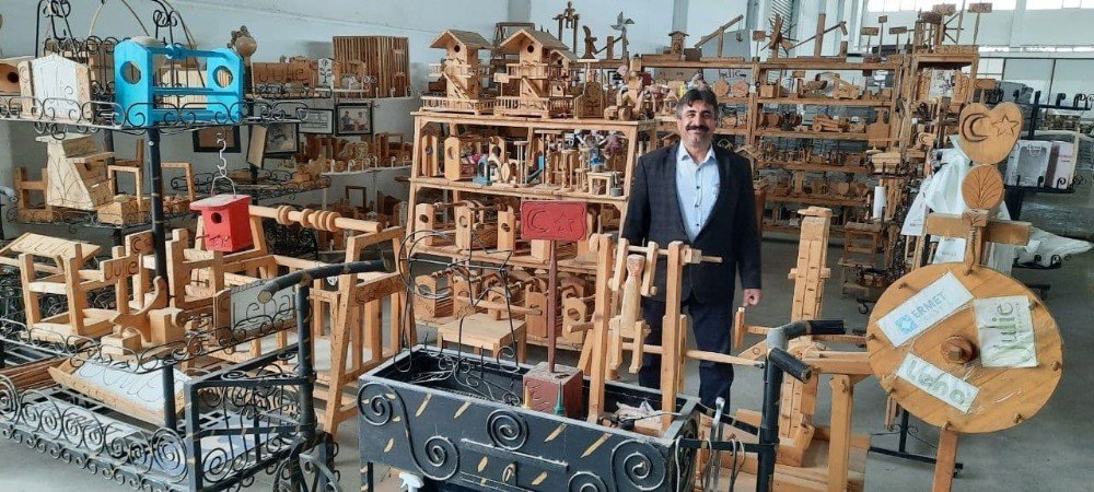 Geleneksel Oyunları Hem Yaşatıyor Hem De Öğretiyor