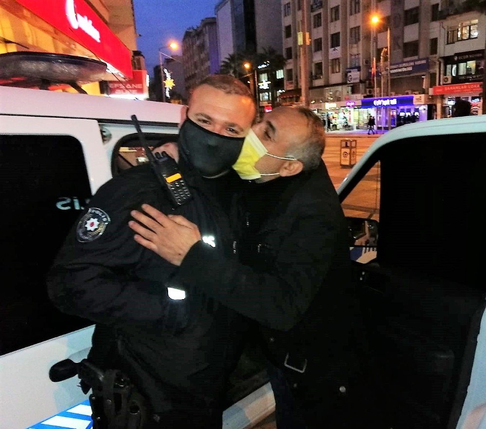Çıplak Vatandaştan Polise Teşekkür Öpücüğü