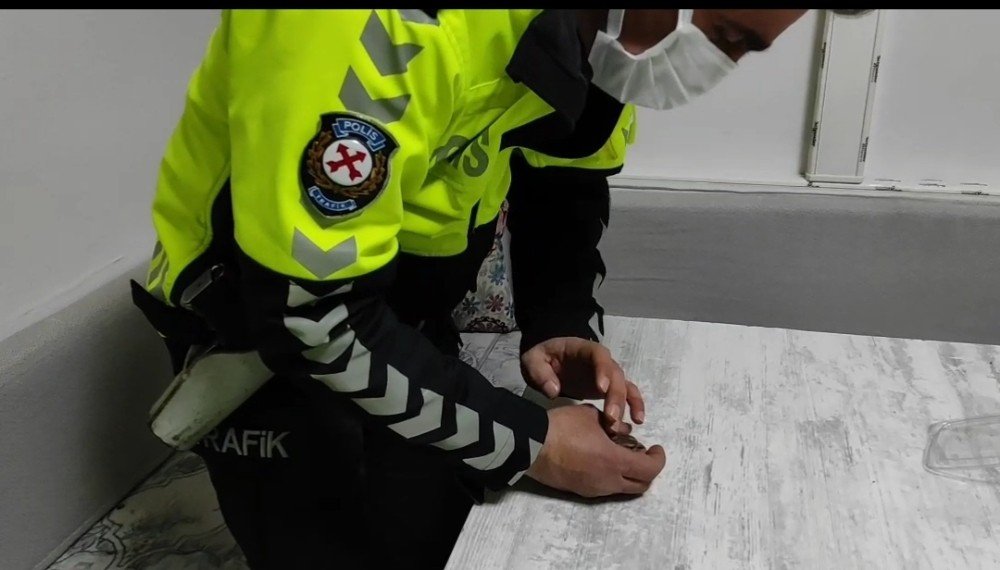 Donmak Üzere Olan Serçeye Polis Şefkati