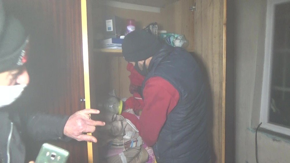 Alevlere Teslim Olan Evine Girip Paralarını Kurtarmaya Çalıştı