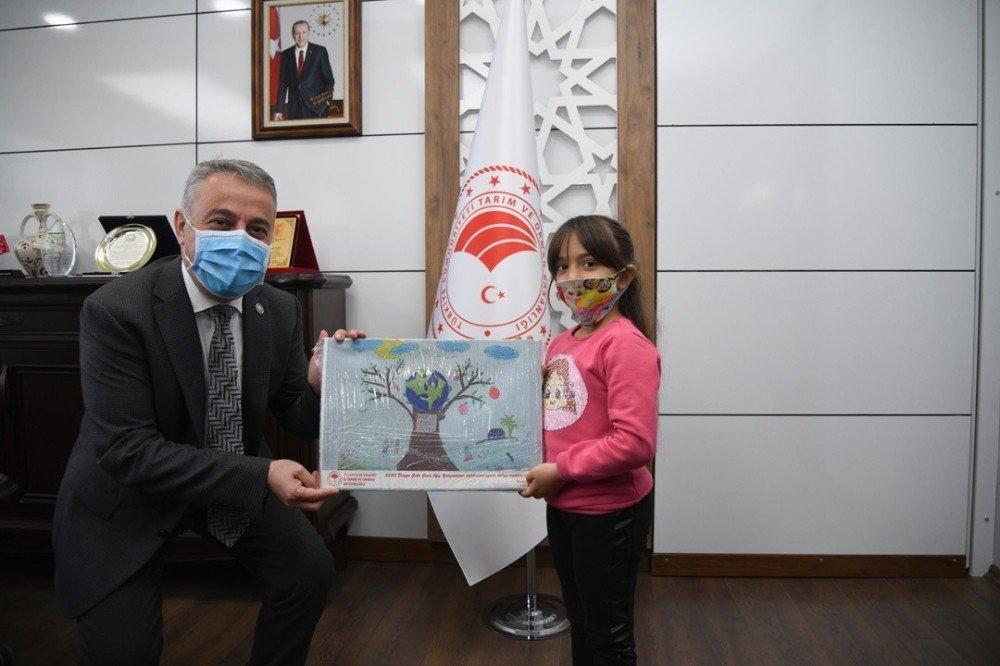 Mustafa Şahin Dünya Gıda Günü Afiş Yarışmasına Katılan Öğrencileri Makamında Ağırladı