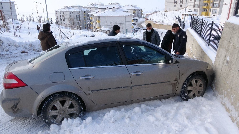 Buz Pistine Dönen Yolda Sürücülerin Zor Anları