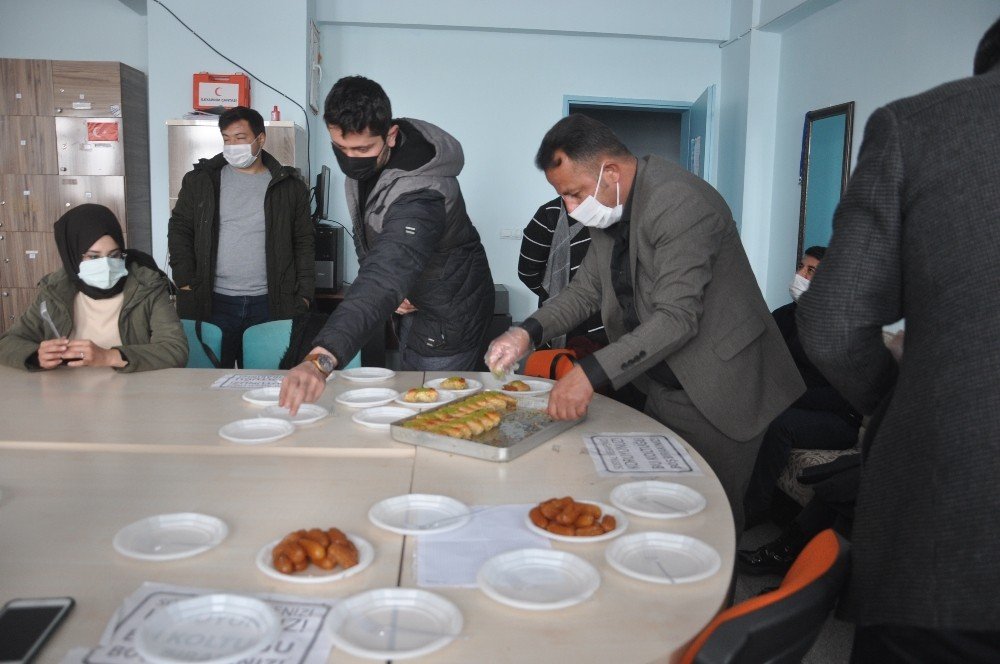 Muhtardan Öğretmelere ‘hoş Geldiniz’ Tatlısı