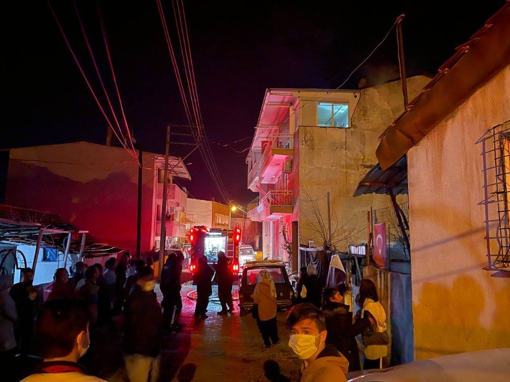 İ̇zmir’de Çatı Katı Yangını Korkuttu