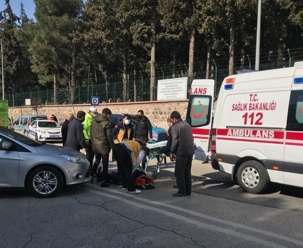 Otomobil İle Çarpışan Motosikletli Yaralandı